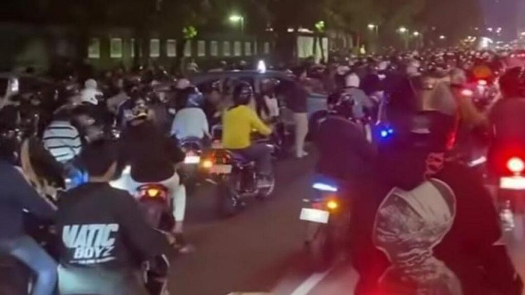 Polisi Pembubarkan Kerumunan Pemotor Pembuat Konten di Bundaran HI