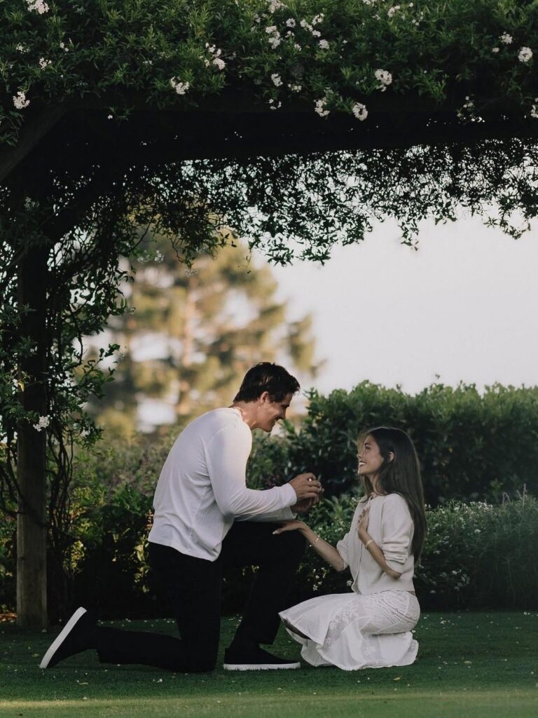 Madison Beer Resmi Bertunangan dengan Pemain NFL Justin Herbert