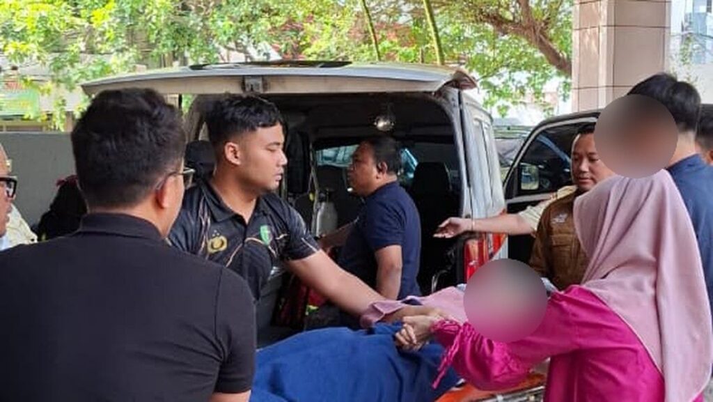 Polres Metro Jakarta Pusat Evakuasi Perempuan Pendarahan di Stasiun
