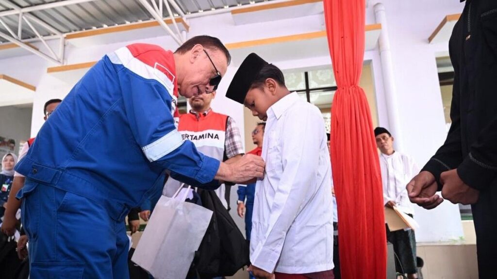 Pertamina Bagikan 200 Paket Perlengkapan Sekolah di Banyuwangi