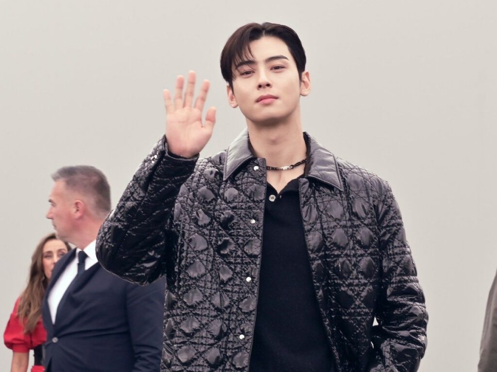 Aktor Korea Cha Eun Woo Jalani Pembaptisan Katolik Saat Wajib Militer