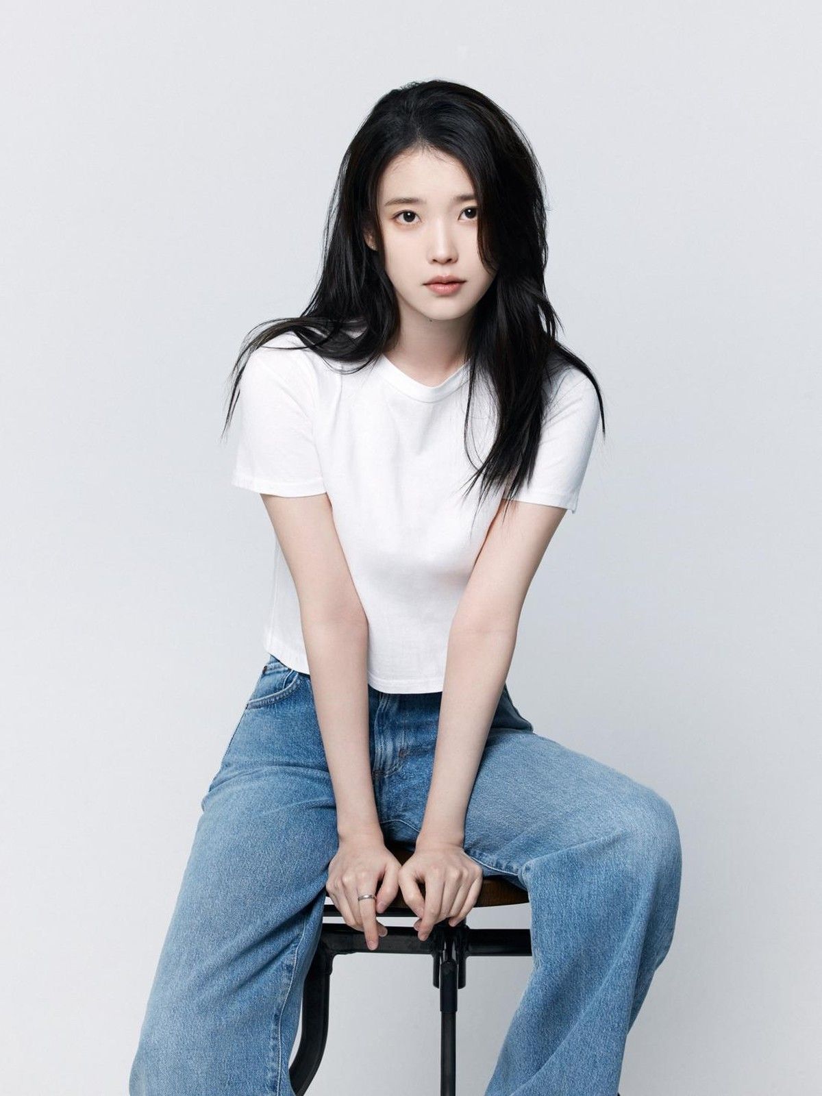 IU Menunda Perilisan Album Baru dan Konser Akibat Gangguan Kesehatan