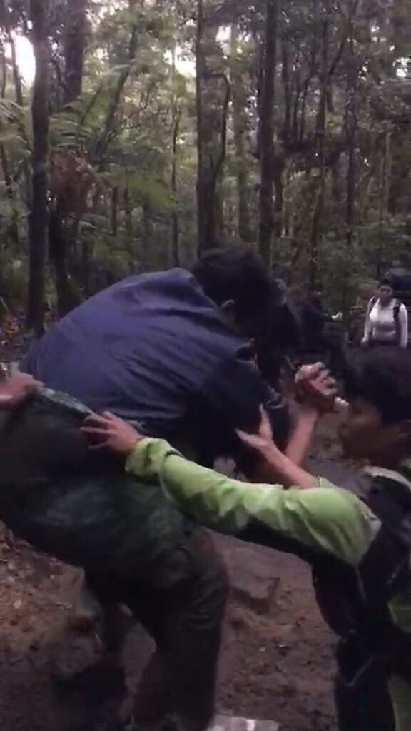Tim Relawan Evakuasi Pendaki Berbobot 145 Kilogram di Gunung Gede