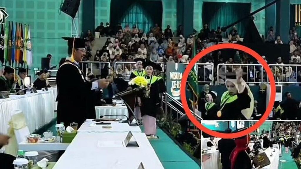 Wisudawati UINSA Terperosok dari Panggung Saat Minta Rektor Mengambil Foto