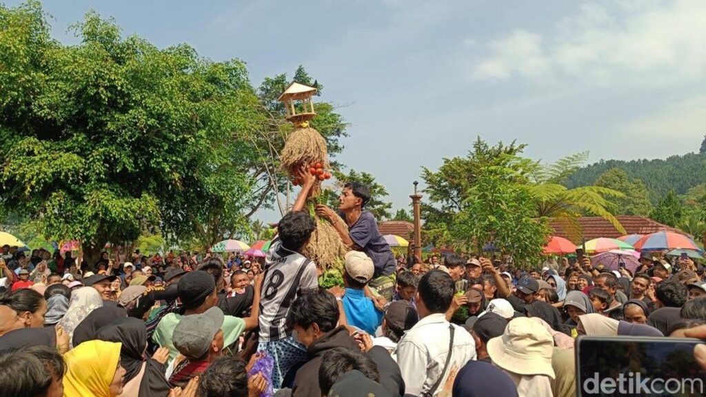 Ribuan Warga Serbu Gunungan Hasil Bumi di Grebeg Sura Baturraden