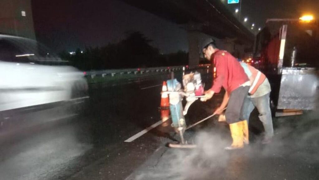 Jasamarga Transjawa Tol Lakukan Pemeliharaan Rutin di Ruas Tol Jakarta-Cikampek