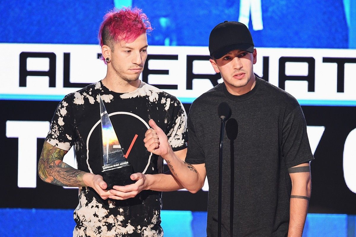 Tyler Joseph Panjat Bianglala Saat Konser Twenty One Pilots