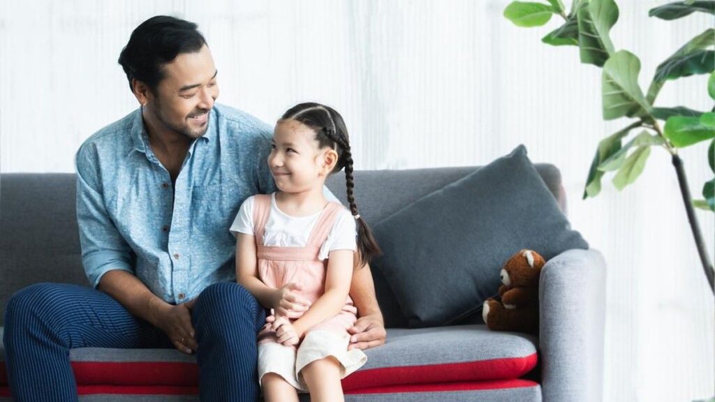 Studi Ungkap Dad Jokes Ayah Bantu Latih Ketahanan Mental Anak