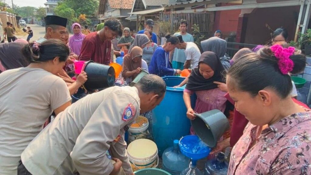 Polres Serang Salurkan 13 Ribu Liter Air Bersih di Binuang