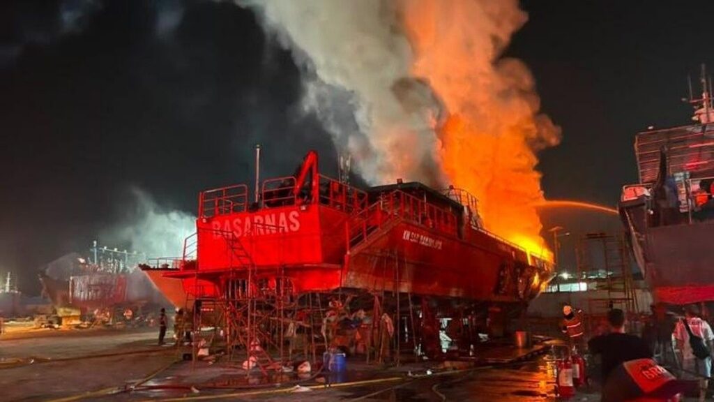 KN SAR Ramawijaya 240 Terbakar saat Docking di Muara Baru