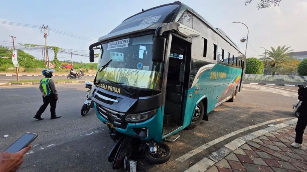Bus Asli Prima Terobos Lampu Merah Tabrak Pemotor di Serang