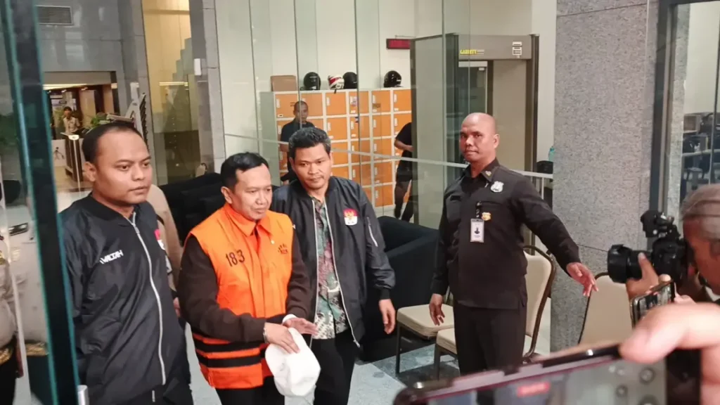 KPK Tahan Anggota DPRD Jatim Moch Mahrus Kasus Dana Hibah