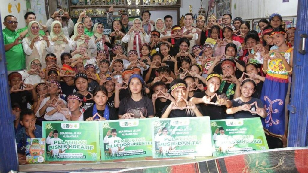 Fraksi PKB MPR RI Serahkan Beasiswa Jejak Nusantara di Kalimantan