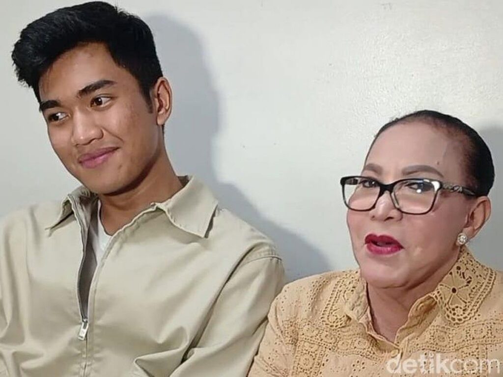 Mpok Atiek Syukuri Kelulusan Cucu dari Universitas Indonesia