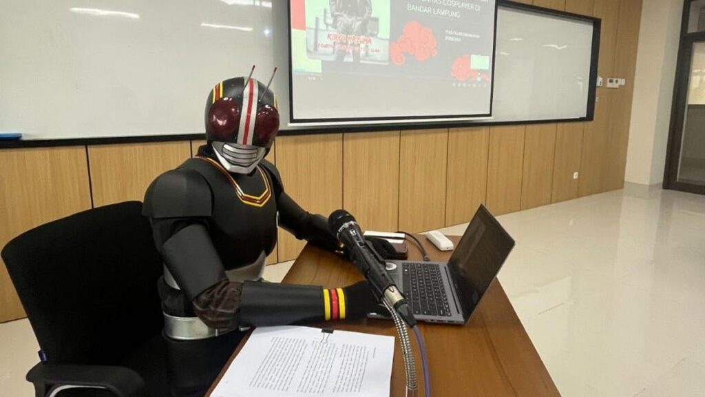 Mahasiswa USD Jogja Sidang Tesis Pakai Kostum Kamen Rider