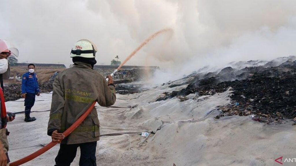 Helikopter BNPB Bantu Padamkan Kebakaran TPA Jatiwaringin Tangerang