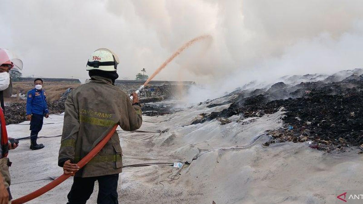 Helikopter BNPB Bantu Padamkan Kebakaran TPA Jatiwaringin Tangerang