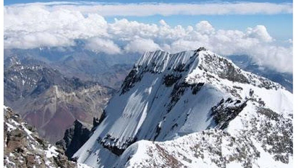 BMKG Prediksi Es Abadi Puncak Jaya Papua Hilang Akhir 2026