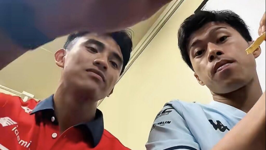 Aksi Mario Aji Makan Keripik Tempe Bareng Ai Ogura Curi Perhatian