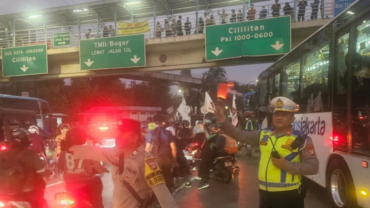 Lalu Lintas Cawang Kembali Normal Usai Demo UKI Pembubaran Massa