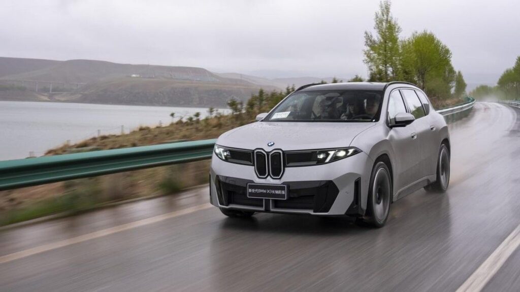 BMW iX3 Generasi Terbaru Sukses Tempuh Jarak 800 Kilometer Tanpa Charge