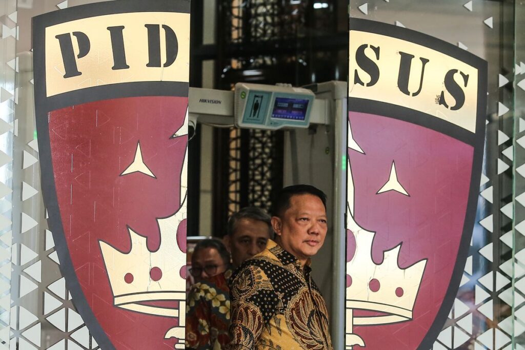 Mantan Jampidsus Febrie Adriansyah Ditahan Kejagung Terkait Kasus Korupsi