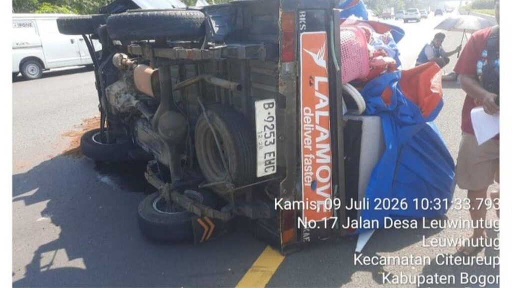 Mobil Pikap Terbalik di Tol Jagorawi Akibat Pecah Ban