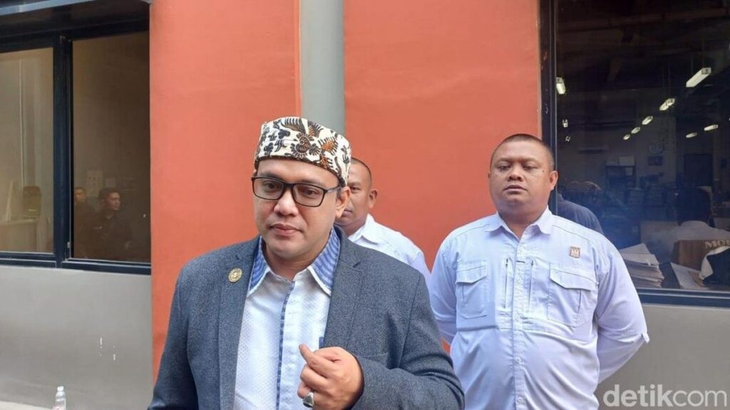 Sandy Tumiwa Menjadi Staf Khusus Kesultanan Cirebon