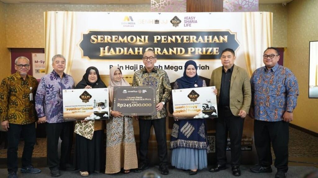 Bank Mega Syariah Serahkan Grand Prize Voucher Haji Khusus Rp 245 Juta