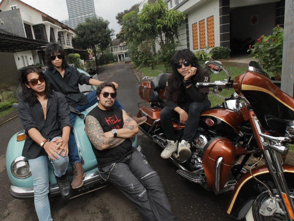 Grup Band REBORN Rilis Single FATHER Pasca-Vakum