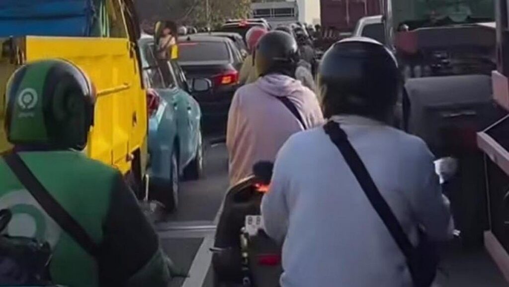 Pengecoran Jalan Picu Kemacetan di Flyover Rawa Buaya Jakarta Barat