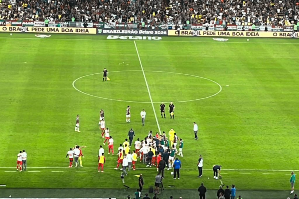 Keributan Laga Fluminense vs Bragantino Berujung Dua Kartu Merah