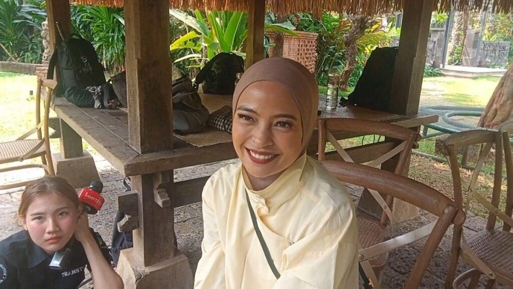 Tantri Kotak Dipeluk Pria Tak Dikenal di Panggung Sukabumi