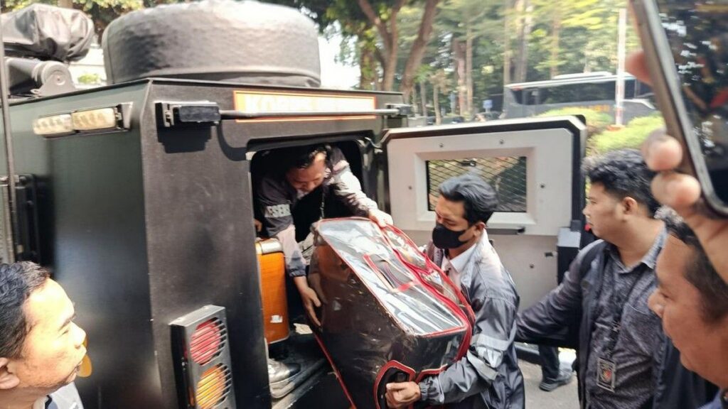 Polisi Sita Emas 74 Kilogram dan Uang Ratusan Miliar Rupiah