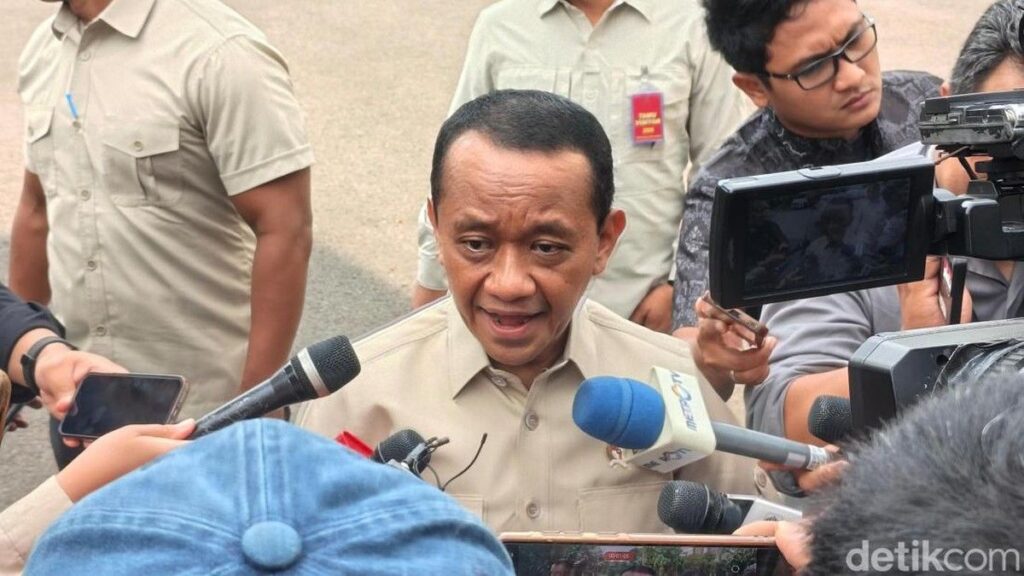 Menteri ESDM Laporkan Pengembangan Listrik Desa dan Pabrik Baterai ke Presiden