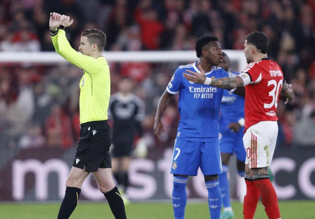 Hossam Hassan Protes Wasit Lewat Isyarat Silang Tangan
