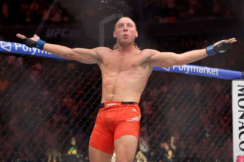Max Holloway Tumbangkan Conor McGregor Akibat Cedera di UFC 329