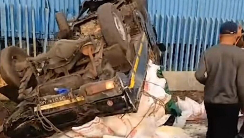 Pikap Pengangkut Sayur Terbalik Usai Tabrak Separator Busway di Jakarta Barat