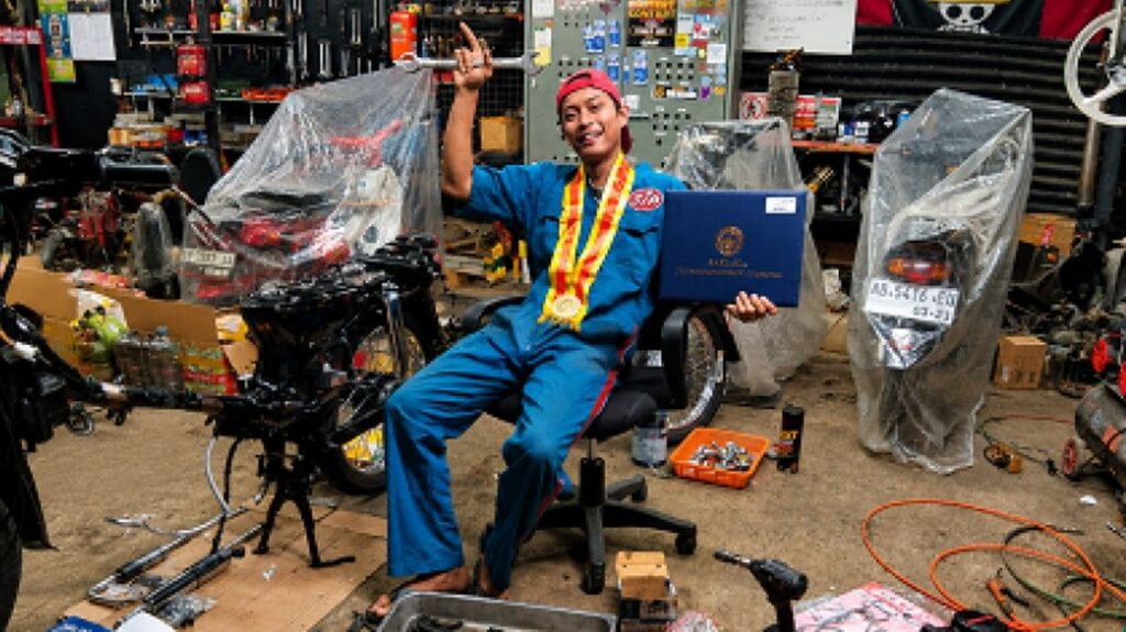 Kisah Lulusan UNY Biayai Kuliah dari Usaha Restorasi Motor Lawas