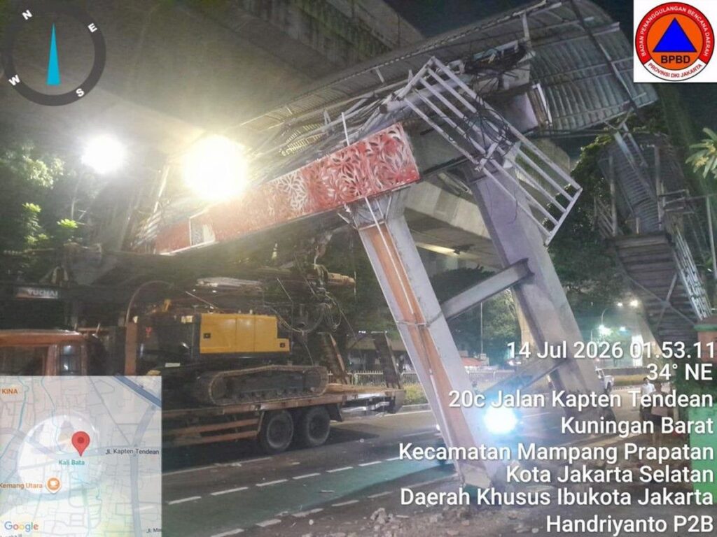 Truk Pengangkut Alat Berat Tabrak JPO di Mampang