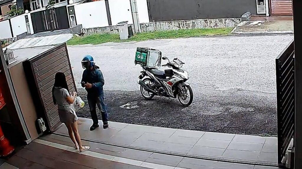 Kurir Makanan di Malaysia Tetap Bekerja Usai Tertabrak Mobil