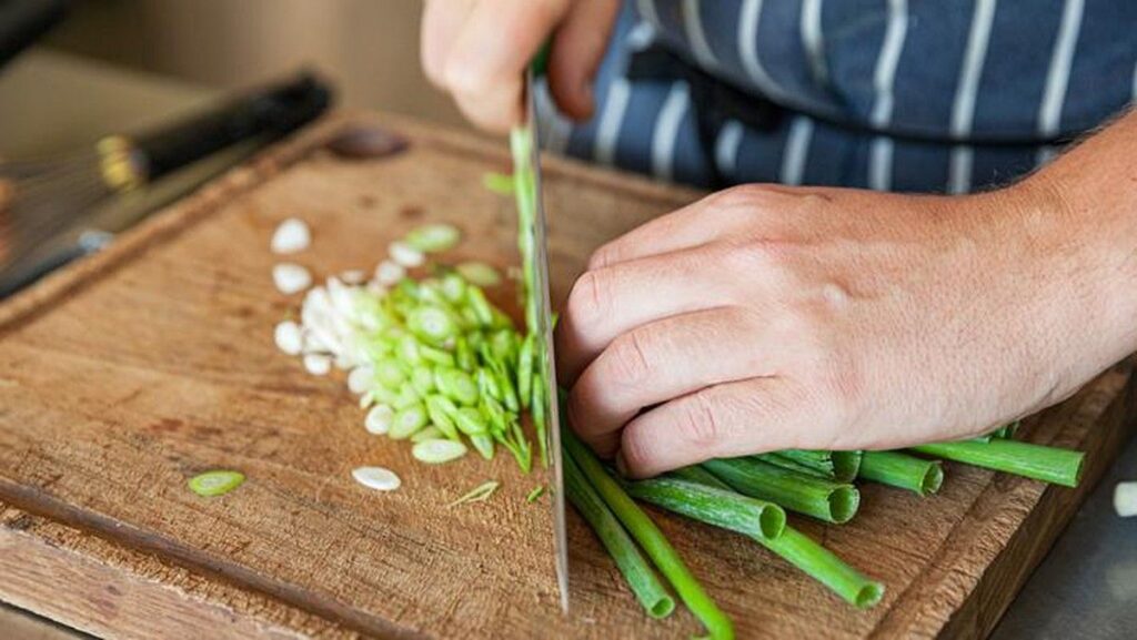 Chef Rekomendasikan Talenan Kayu Dibanding Plastik untuk Dapur Rumah