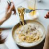 3 Kebiasaan Makan yang Tanpa Disadari Merusak Kesehatan Lambung