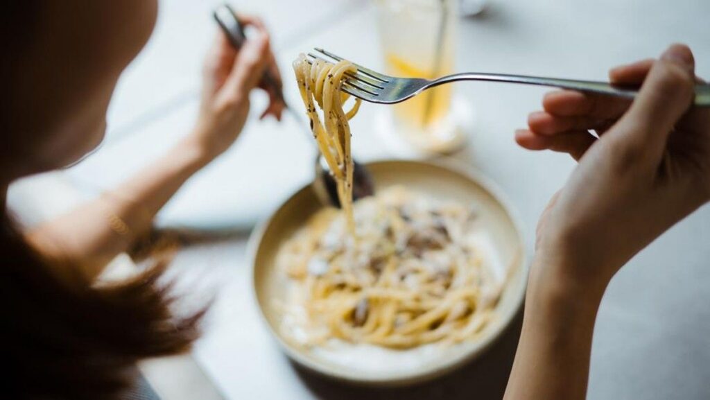 3 Kebiasaan Makan yang Tanpa Disadari Merusak Kesehatan Lambung