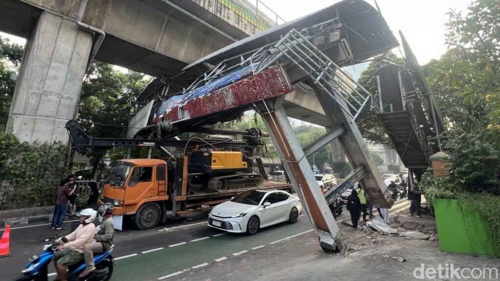 Truk Angkut Alat Berat Tabrak JPO di Jalan Kapten Tendean Hingga Nyaris Roboh