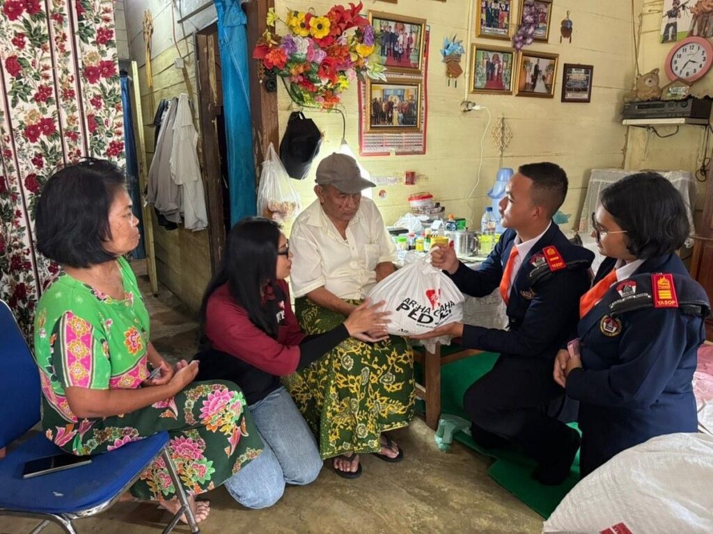 Yayasan Tunas Bangsa Soposurung dan Artha Graha Peduli Salurkan Ratusan Paket Sembako di Toba