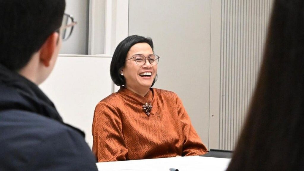 Sri Mulyani Menguji Tesis Lulusan Terbaik Magister FEB UI