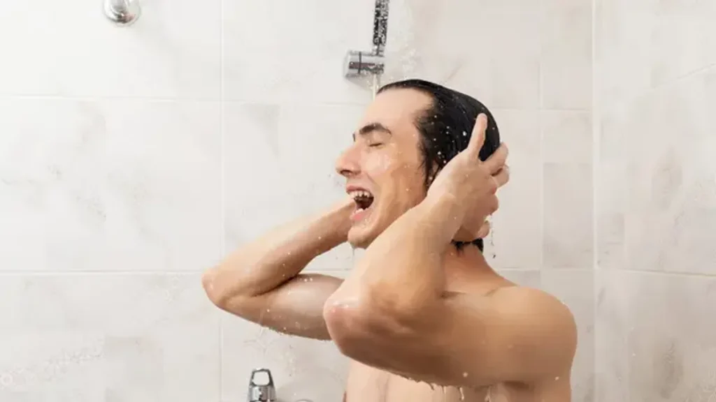 Pria Aktif Perlu Membersihkan Rambut dan Tubuh Setelah Olahraga Demi Kesehatan Kulit