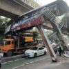 Truk Pengangkut Alat Berat Tabrak Jembatan Penyeberangan di Jakarta Selatan