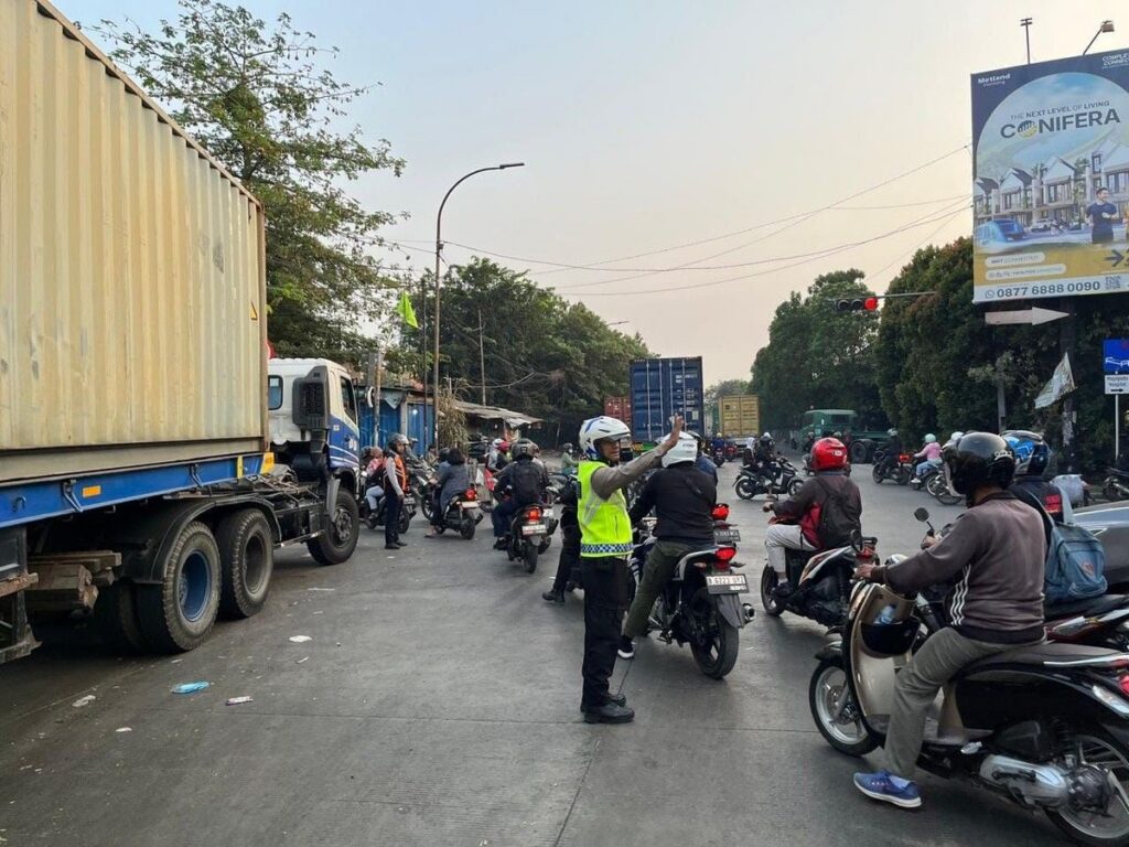 Bongkar Muat Truk Pemicu Kemacetan Parah di Jalan Cakung Cilincing